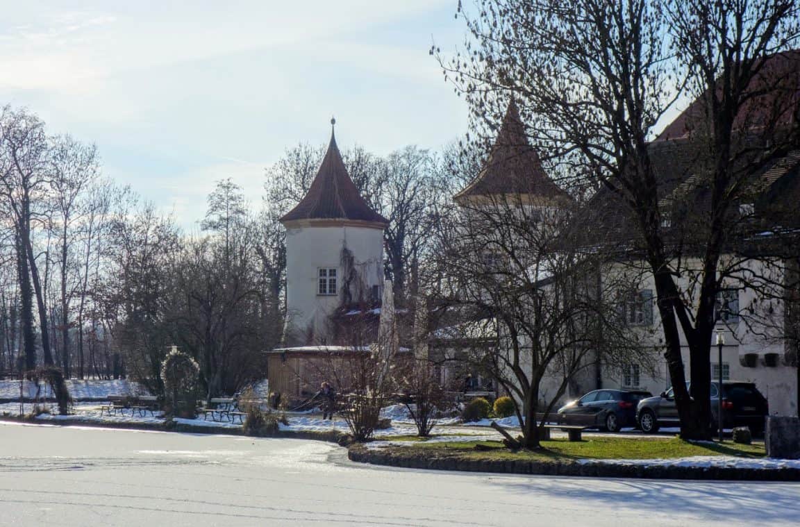 Rechts am Weiher vorbei zum Torhaus. Schloss Blutenburg Spaziergang (14