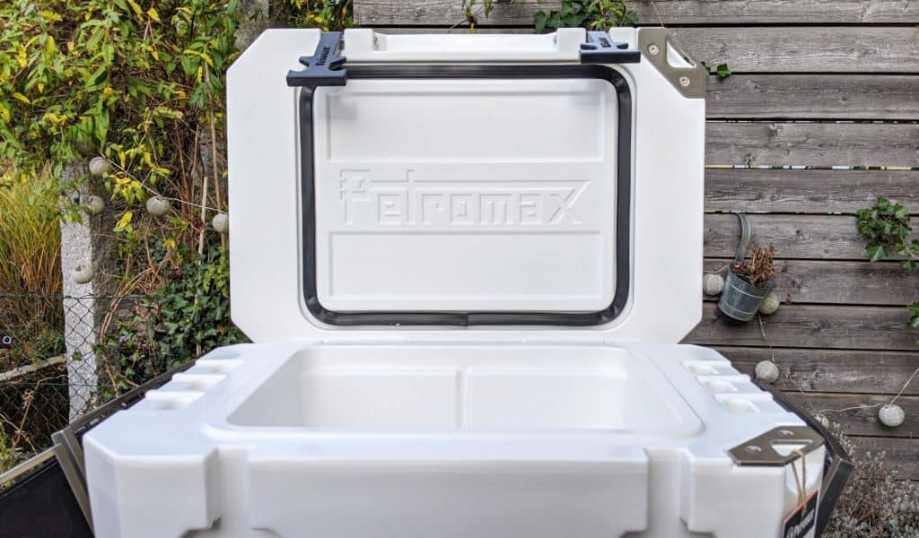 Petromax Kühlbox 25 Liter Alpenweiß - inkl. Sitzkissen, Haft-Unterlage und  Einsatzkorb