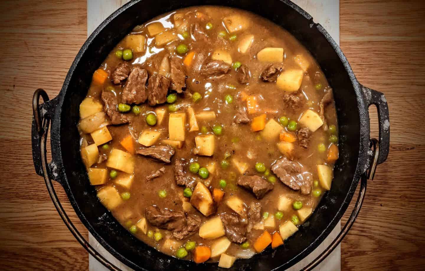 Dutch Oven: Japanisches Curry-Gulasch mit Rindfleisch