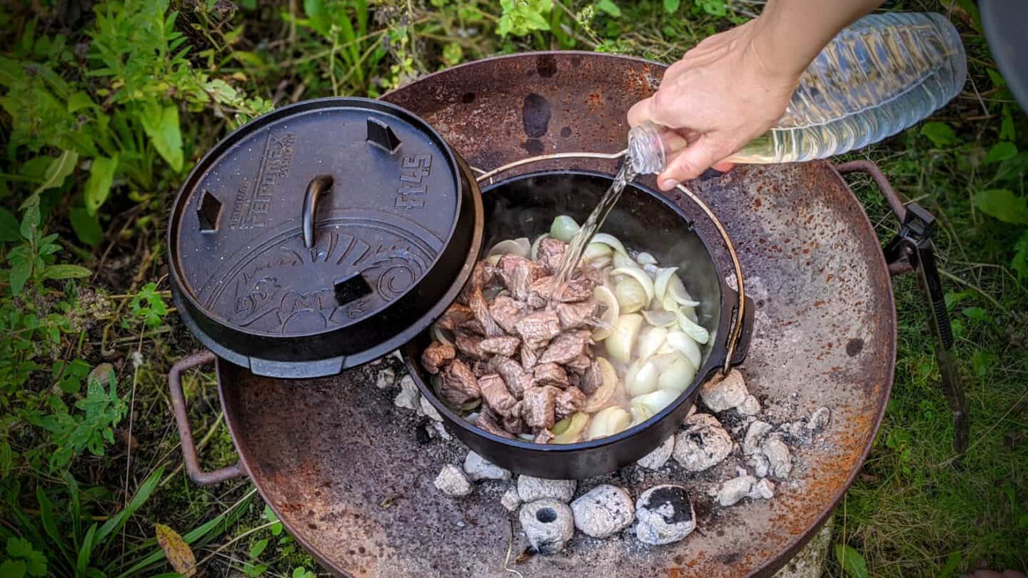 Dutch Oven: Japanisches Curry-Gulasch mit Rindfleisch