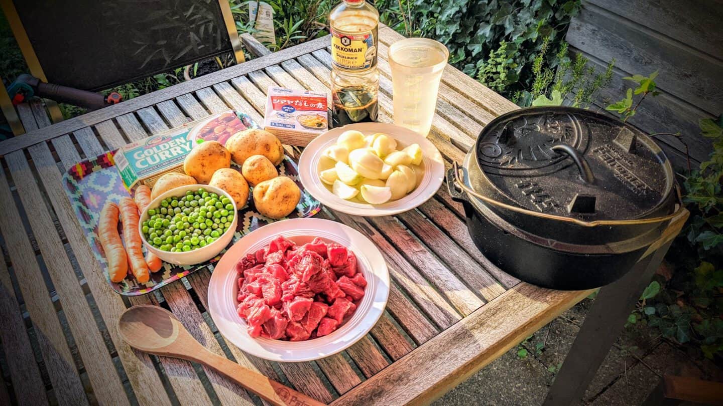 Dutch Oven: Japanisches Curry-Gulasch mit Rindfleisch