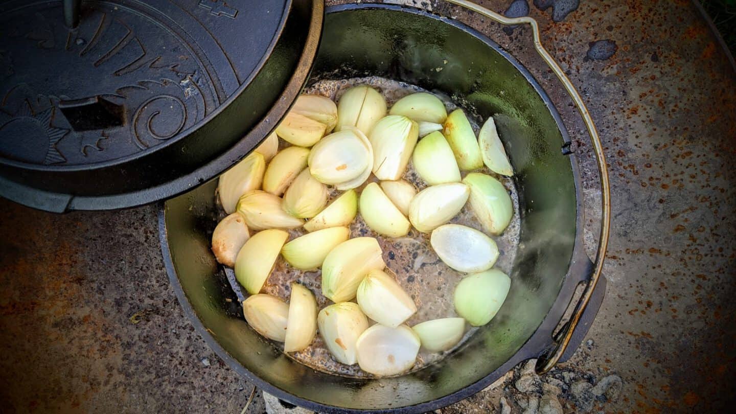 Dutch Oven: Japanisches Curry-Gulasch mit Rindfleisch
