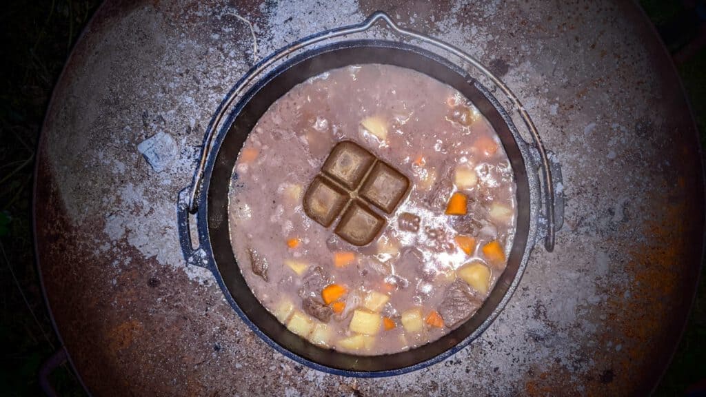 Dutch Oven: Japanisches Curry-Gulasch mit Rindfleisch